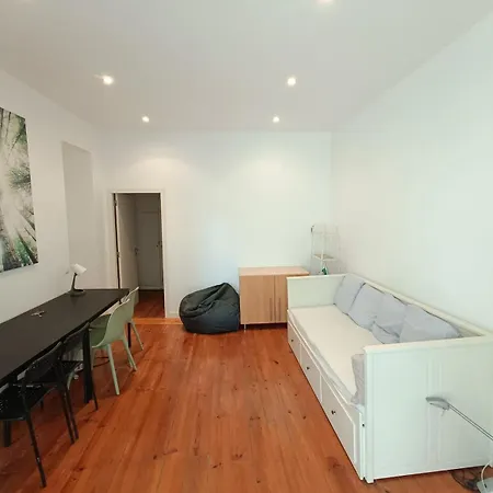 Spacious 2-bedroom Flat Near Saldanha * Lisboa